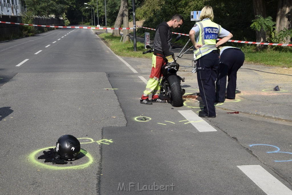 Schwerer Krad PKW Unfall Koeln Muelheim Am Springborn Cottbuserstr P153.JPG - Miklos Laubert